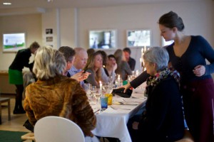 gezellig aan tafel